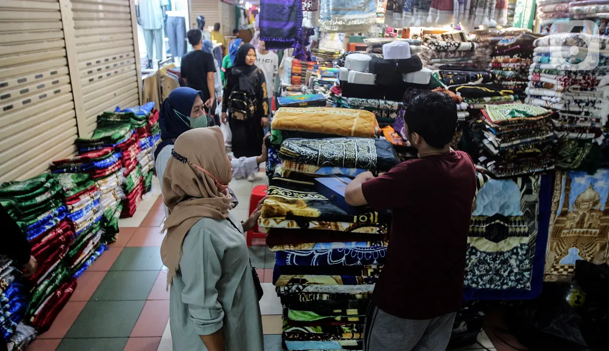 Bulan suci Ramadhan Pasar Tanah Abang kembali ramai dikunjungi.  (Liputan6.com/Johan Tallo)