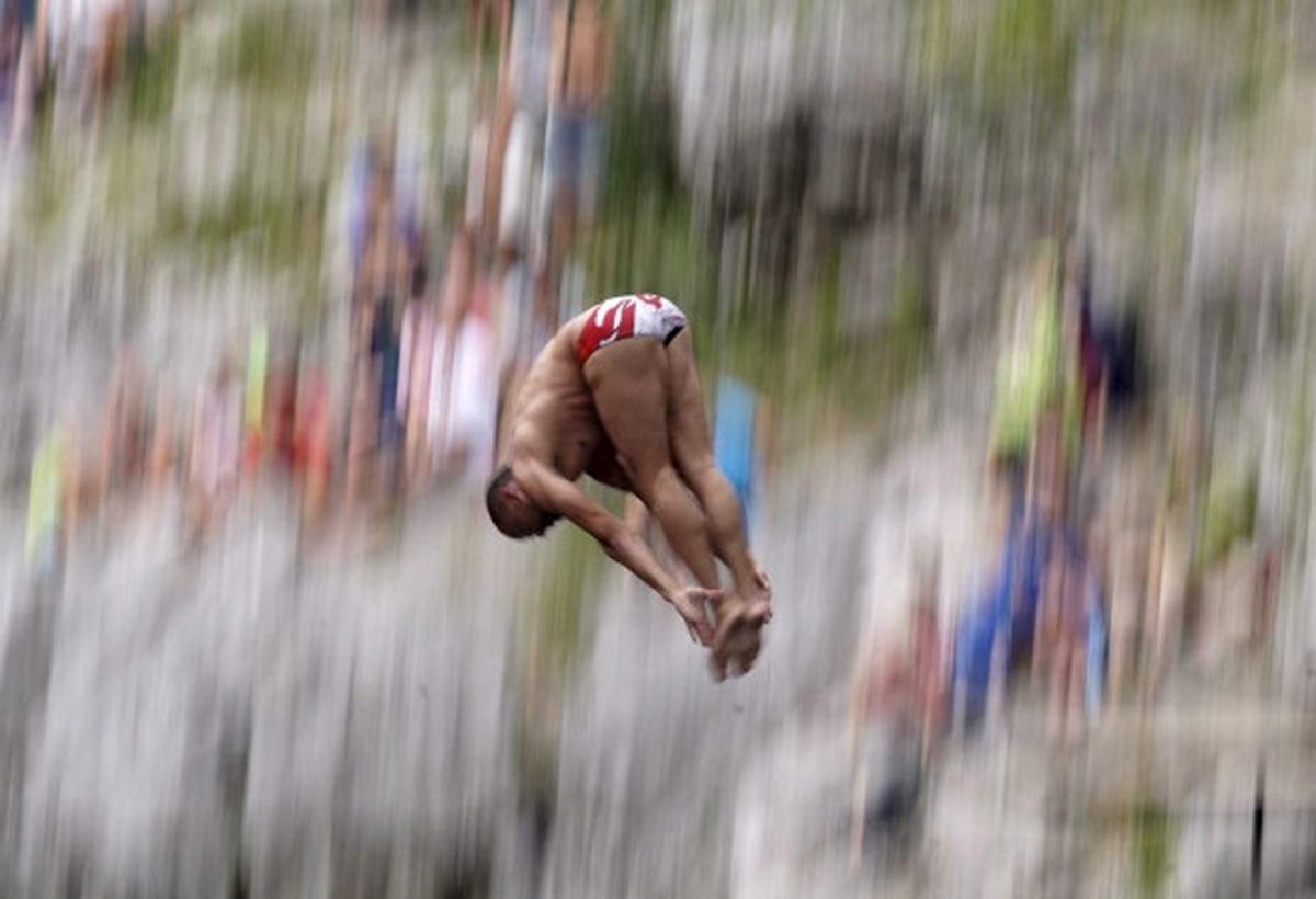 Bergaya "Superman" terjun bebas di Kanal ob Soci