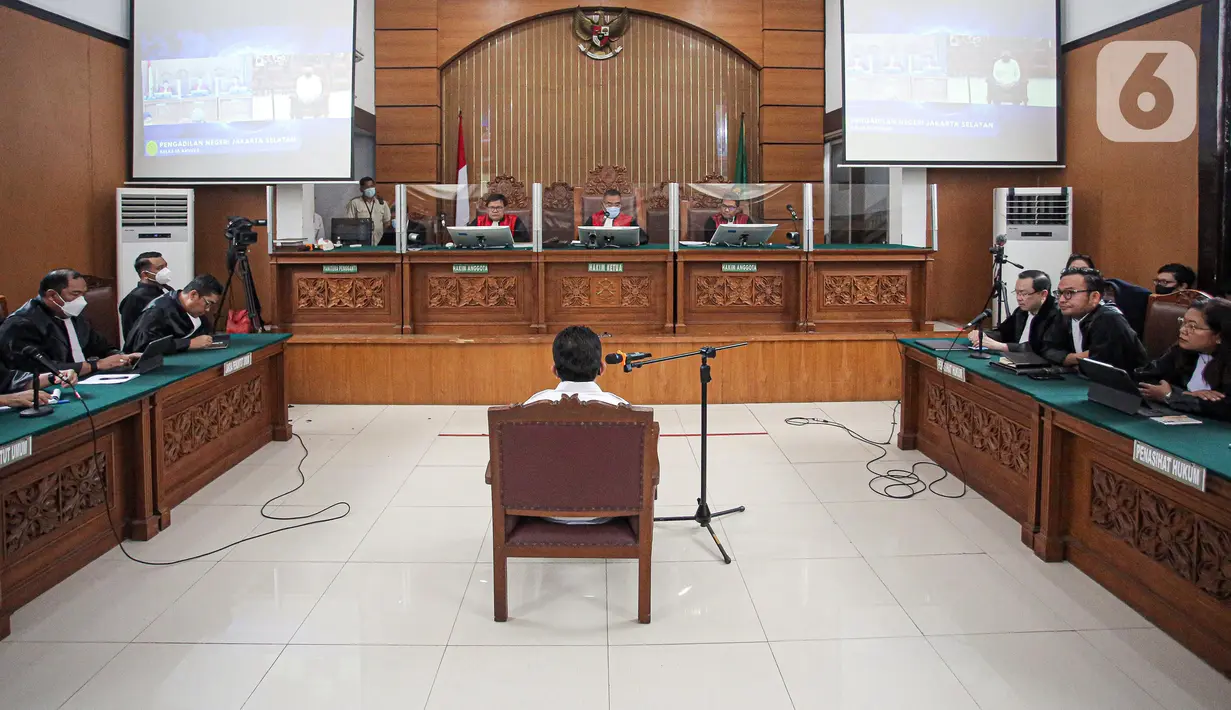 Terdakwa kasus pembunuhan berencana terhadap Brigadir Nopriansyah Yosua Hutabarat atau Brigadir J, Ferdy Sambo (tengah) menjalani sidang pembacaan putusan sela majelis hakim di Pengadilan Negeri Jakarta Selatan, Jakarta, Rabu (26/10/2022). Majelis Hakim Pengadilan Negeri Jakarta Selatan resmi menolak nota keberatan atau eksepsi terdakwa Ferdy Sambo terkait kasus dugaan pembunuhan berencana Brigadir J. (Liputan6.com/Faizal Fanani)