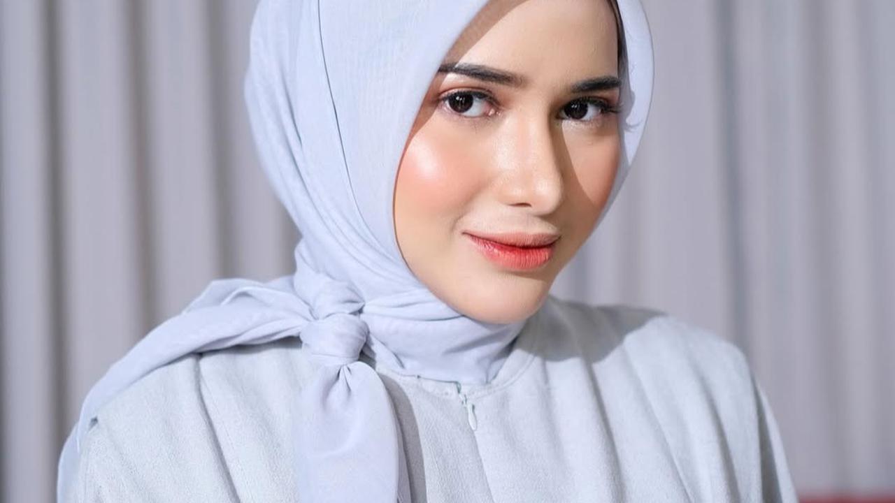 7 Potret Dilan Janiyar Kenakan Hijab, Auranya Berubah Timur Tengah Banget