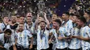 Pemain Argentina Lionel Messi memegang trofi saat dia merayakan dengan rekan satu timnya setelah memenangkan pertandingan sepak bola Finalissima antara Italia dan Argentina di Stadion Wembley, London, Inggris, 1 Juni 2022. Argentina menang 3-0. (AP Photo/Matt Dunham)