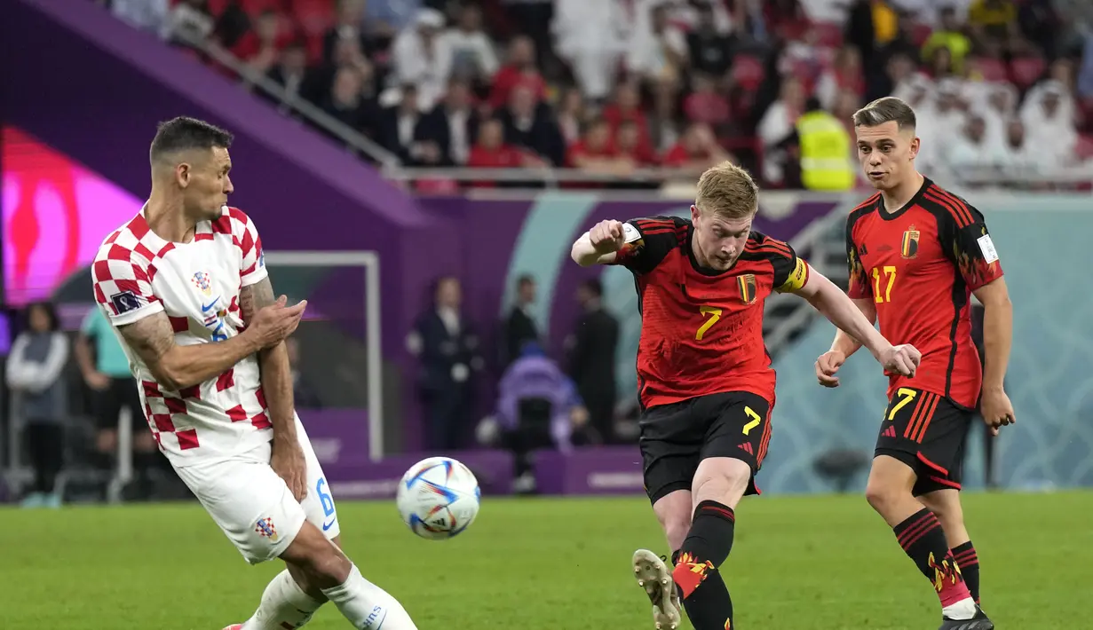 Gelandang Belgia, Kevin De Bruyne menendang bola dari kawalan bek Kroasia, Dejan Lovren selama pertandingan grup F Piala Dunia 2022 di Stadion Ahmad Bin Ali di Al Rayyan, Qatar, Kamis (1/12/2022). Kroasia bermain imbang dengan Belgia dengan skor 0-0. (AP Photo/Ricardo Mazalan)