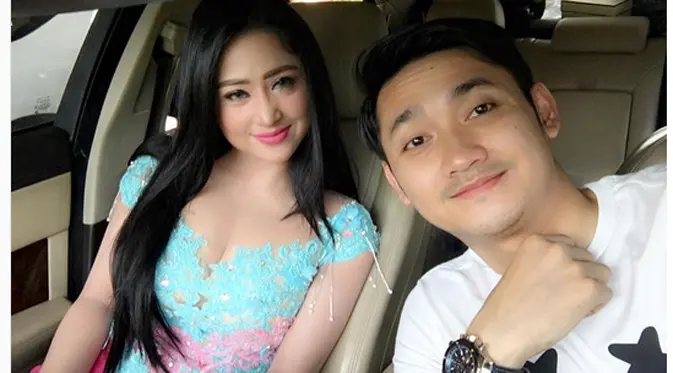"Yang menikahkan ayahnya. Kami (KUA Sumbersari) hanya sebagai pencatat saja," ujar Syarif. (Instagram/anggawijaya88)