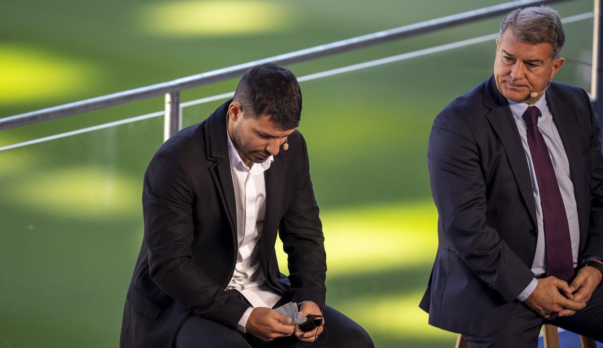 Ditemani presiden Barcelona, Aguero memaparkan alasannya pensiun akbiat faktor kesehatannya. Ia diketahui mengalami sesak napas saat pertandingan melawan Deportivo Alaves pada 31 Oktober lalu. Belakangan ini ia didignosis mengalami aritmia atau gangguan irama jantung. (AP/Emilio Morenatti)