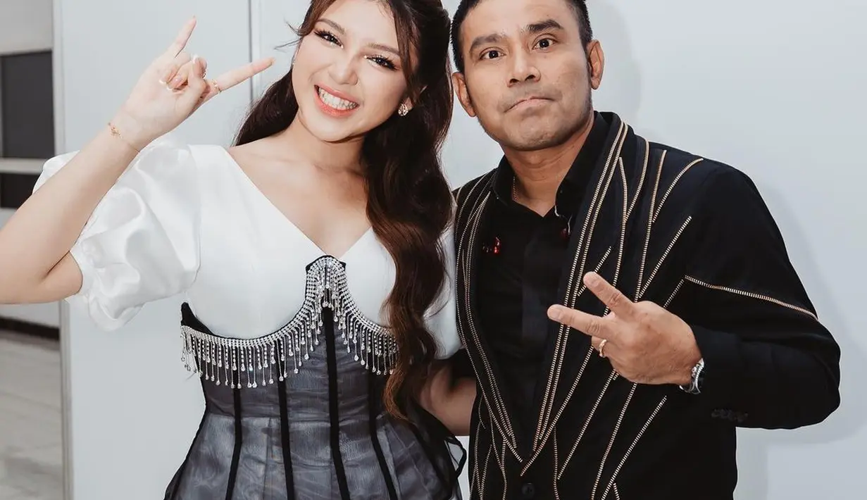 Salah satunya, saat ia mengenakan gaun putih bersama Judika. Korset hanya dijadikan sebagai aksen yang meningkatkan keanggunan penampilan. [instagram/tiaraandini]