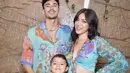 Inspirasi baju couple keluarga modern untuk liburan, kamu bisa tiru gaya keluarga Jessica Iskandar satu ini. Sang suami Verhaag bersama jedar dan putra tercinta El Barack terlihat kompak dengan busana motif senada. (Instagram/inijedar).