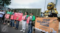 Masa yang tergabung dalam Wahana Lingkungan Indonesia (Walhi) menggelar aksi Tolak Reklamasi Pesisir saat CFD di kawasan Bundaran HI, Jakarta, Minggu (16/10). (Liputan6.com/Faizal Fanani)