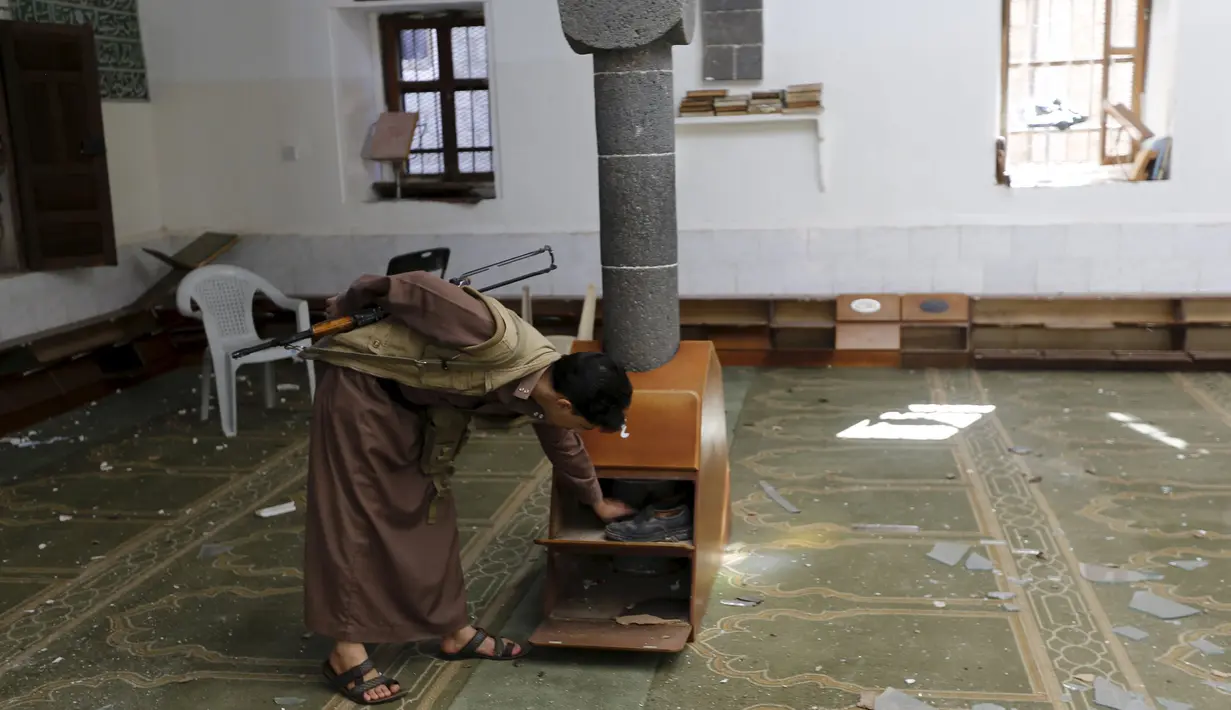 Seorang militan Houthi melakukan pemeriksaan pasca pemboman Masjid al-Balili, Yaman, Kamis (24/9/2015). Ledakan terjadi dua hari setelah Presiden Yaman, Abdrabbuh Mansour Hadi, kembali setelah diasingkan ke Arab Saudi. (REUTERS/Khaled Abdullah)