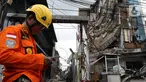 Petugas Basarnas berdiri dekat gedung yang ambruk di Jalan Brigjen Katamso, Kota Bambu Selatan, Palmerah, Jakarta Barat, Senin (6/1/2020). Tiga orang dilaporkan terluka akibat tertima material gedung empat lantai tersebut. (Liputan6.com/Johan Tallo)