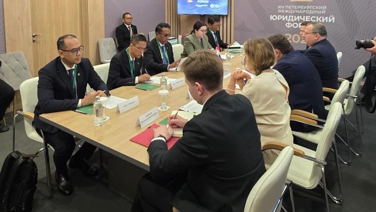 Menkum Supratman Beberkan Capaian Posbankum di Legal Forum Rusia