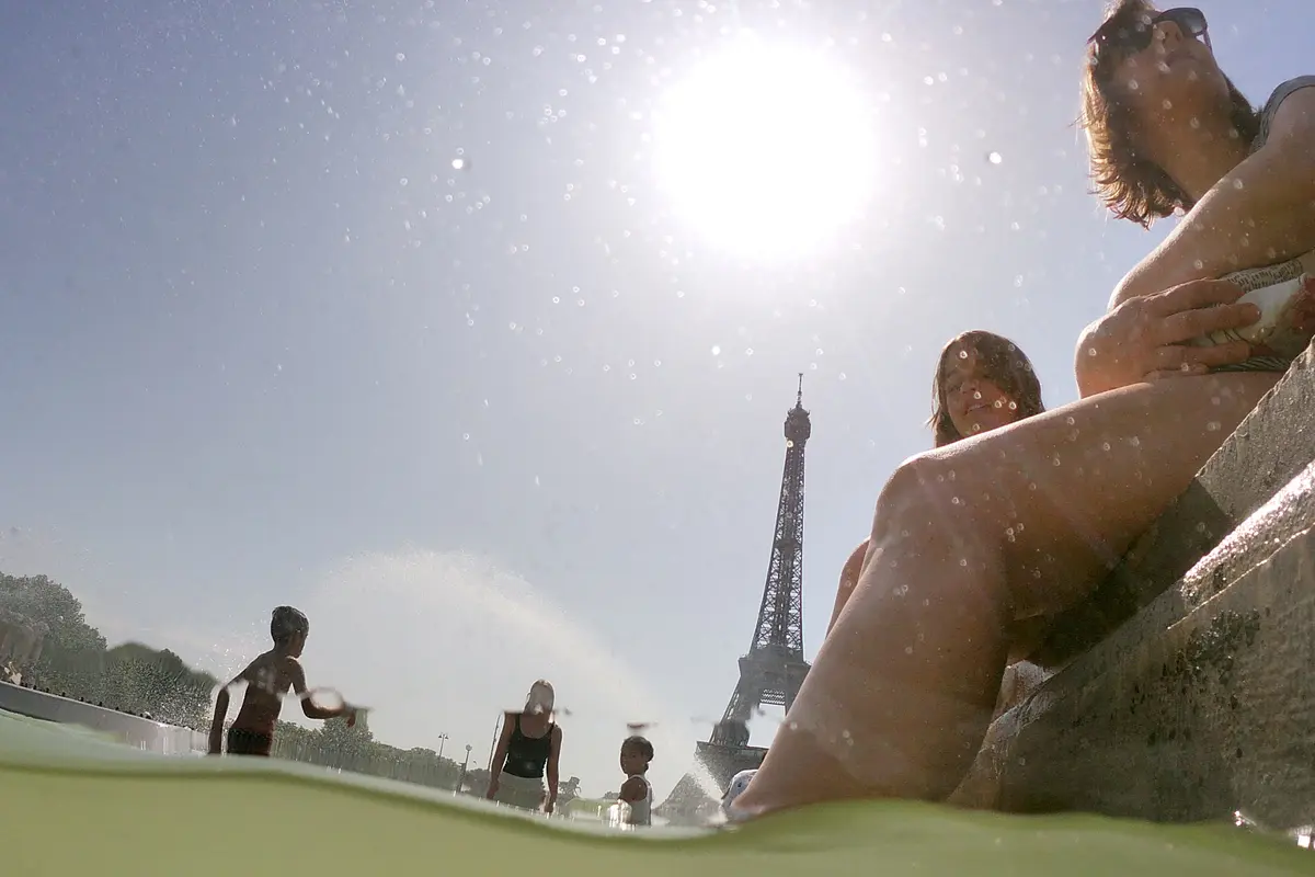 Berendam di Kolam Menara Eiffel