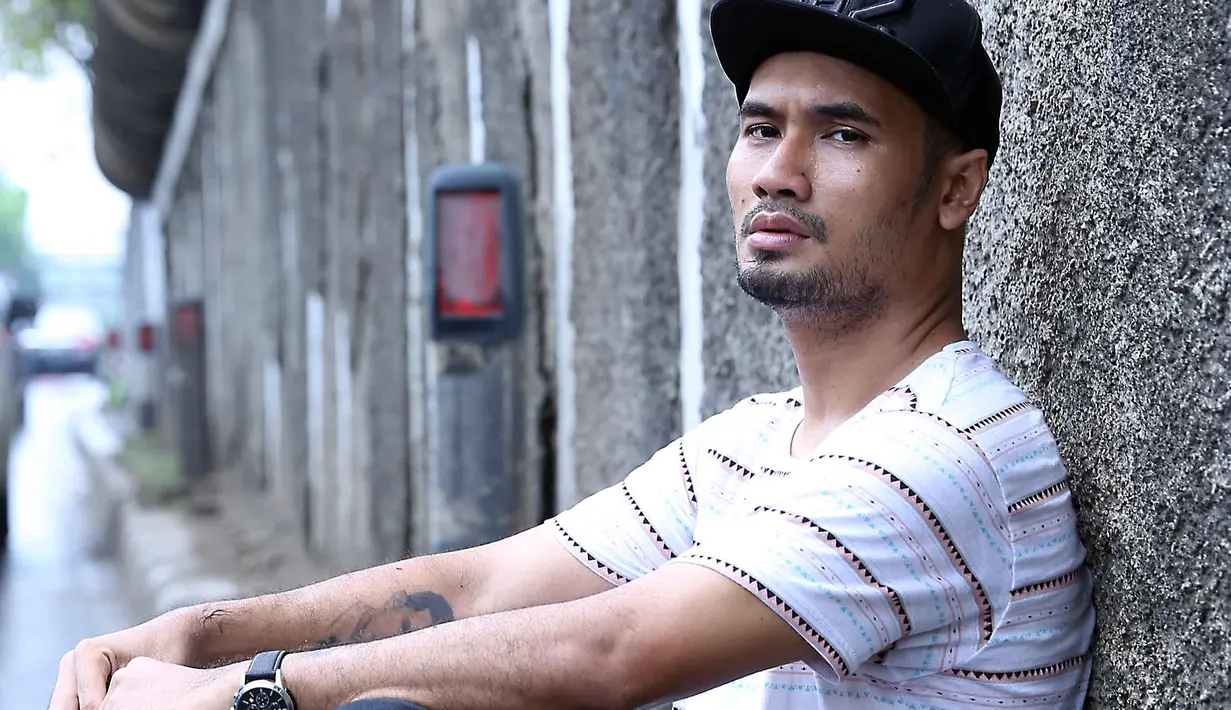 Selama ia menekuni dunia musik, ia banyak belajar dari teman-temannya. Internet menjadi salah satu tempat yang memberikan pelajaran penting baginya. (Nurwahyunan/Bintang.com)