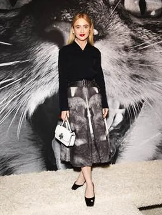 Selain interior toko, Tory Burch juga menampilkan gambar kucing Schels dan kelinci pada koleksi pakaian siap pakainya, terutama atasan dan rok. [Dok/ToryBurch]