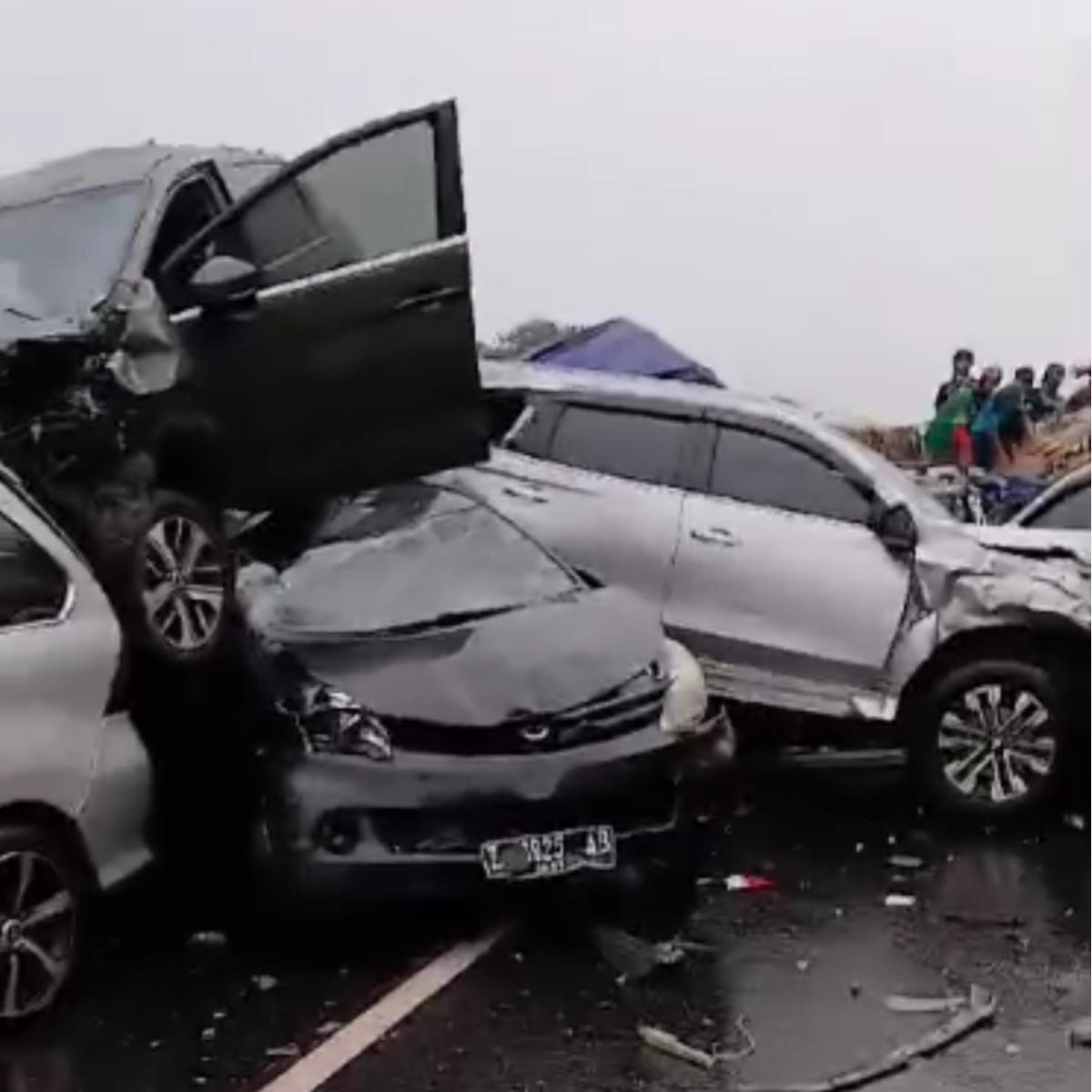 Tabrakan beruntun di Tol Cipularang