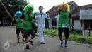 Sejumlah peserta mengenakan kostum dan wig ketika mengikuti kompetisi lari massal Bogor Heritage Run 2016, Minggu (25/9). Bertema Lari dan Berdonasi, peserta diajak ikut peduli pada pelestarian situs-situs bersejarah di Bogor. (Liputan6.com/Helmi Afandi)