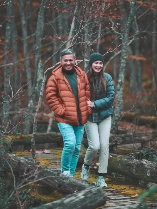 Gading Marten dan Luna Maya pun terlihat bahagia menyusuri tempat tersebut bersama-sama. (FOTO: instagram.com/gadiiing/)