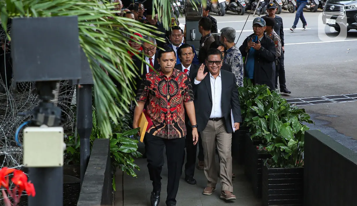 Hasto Kristiyanto yang juga Sekretaris Jenderal (Sekjen) Dewan Pimpinan Pusat (DPP) Partai Demokrasi Indonesia Perjuangan (PDIP) diperiksa sebaga tersangka untuk kasus duagaan suap yang melibatkan mantan Komisioner Komisi Pemilihan Umum (KPU) RI Wahyu Setiawan serta buronan KPK Harun Masiku. (Liputan6.com/Angga Yuniar)