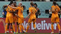 Para pemain Timnas Belanda merayakan gol pertama Belanda ke gawang Timnas Amerika Serikat yang dicetak Memphis Depay dalam laga babak 16 besar Piala Dunia 2022 di Khalifa International Stadium, Doha, Qatar, Sabtu (3/12/2022) malam WIB. (AP/Ebrahim Noroozi)
&nbsp;
