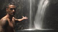 Selain berwisata ke laut, pemain Persija saat Piala Jenderal Sudirman itu juga menyempatkan diri melancong ke air terjun di bali. (Dok Pribadi)