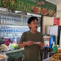 Potret Epy Kusnandar yang sedang berjualan (Instagram/karinaranau9 dan Instagram/epy_kusnandar_official)