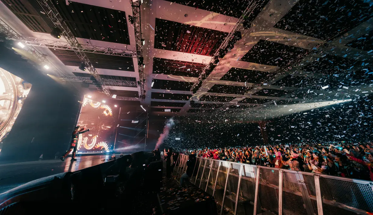 Dia juga berinteraksi dengan penonton menggunakan bahasa Indonesia. Di awal konser saja, sang member SHINee sudah menyapa dengan bahasa Jawa dan Sunda. (Foto: via CK Star Entertainment)