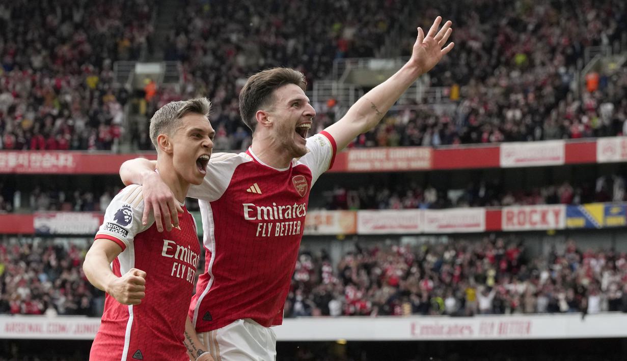 Pemain Arsenal, Leandro Trossard dan Declan Rice melakukan selebrasi setelah mencetak gol ke gawang Bournemouth pada laga pekan ke-36 Premier League 2023/2024 di Stadion Emirates, Sabtu (4/5/2024). The Gunners meraih kemenangan telak tiga gol tanpa balas. (AP Photo/Frank Augstein)