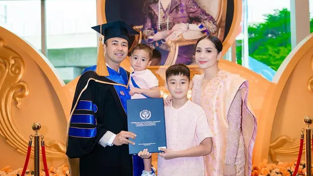 Potret Nagita Slavina Dampingi Raffi Ahmad Terima Gelar Doktor Kehormatan, Bawa Tas Chanel Rp 89 Juta
