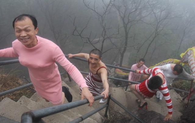 Suami yang pakai baju istri dan naik tangga cinta | Photo: Copyright shanghaiist.com