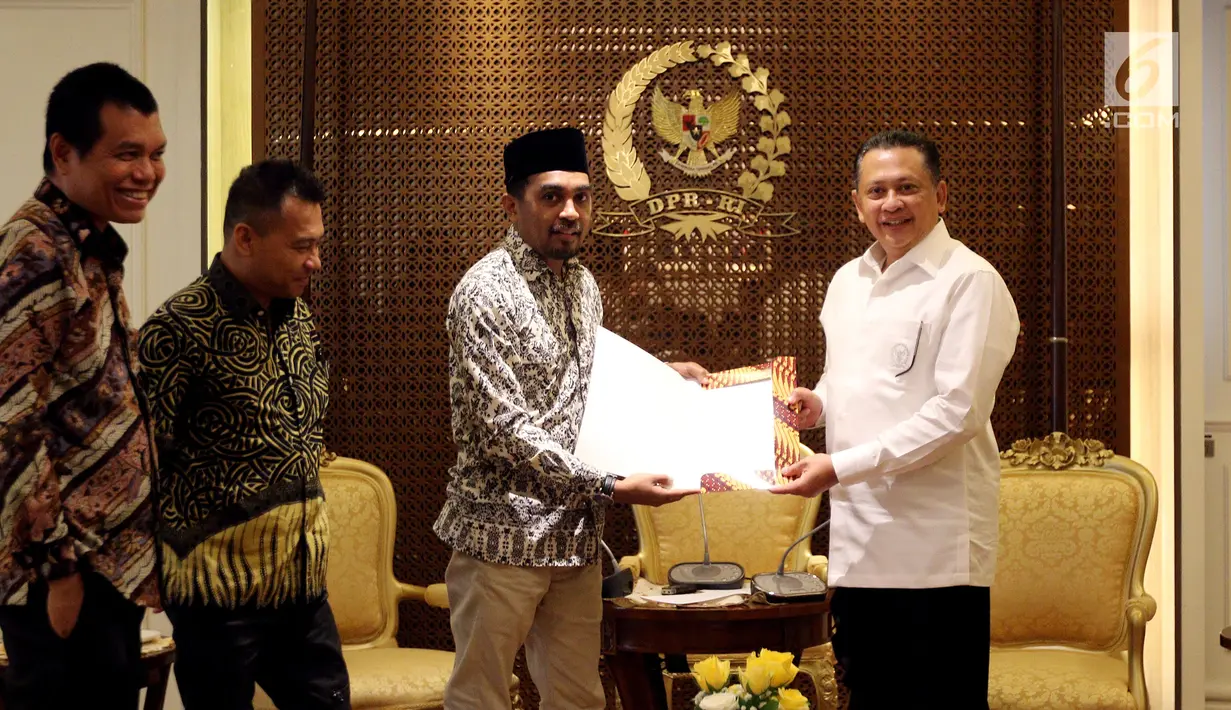 Ketua DPR Bambang Soesatyo (kanan) foto bersama musisi Glenn Fredly (dua kanan) dan anggota Komisi X Anang Hermansyah (dua kiri) usai pertemuan di Ruang Pimpinan DPR Gedung Nusantara III, Jakarta, Rabu (4/4). (Liputan6.com/Johan Tallo)