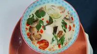 Kuliner Thailand Tom Kha Gai yang menggeser rawon Indonesia dari puncak daftar Sup Daging Terlezat di Dunia versi TasteAtlas. (dok. pexels.com/Nadin Sh)