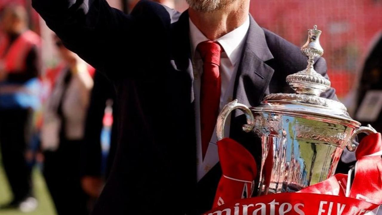 Manajer Manchester United, Erik ten Hag mengacungi jempol saat merayakan kemenangan setelah MU sukses merebut juara Piala FA. Foto: Reuters / Andrew Couldridge