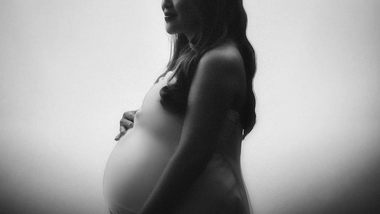 Hasil foto maternity ini banyak dipuji karena berhasil menampilkan kecantikan dan keindahan Mpok Alpa, sekaligus mengeluarkan aura keibuannya.<br>