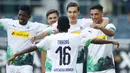 Pemain Borussia Monchengladbach merayakan gol yang dicetak Lars Stindl ke gawang Wolfsburg pada laga lanjutan Bundesliga di Borussia Park Stadium, Rabu (17/6/2020) dini hari WIB. Monchengladbach menang telak 3-0 atas Wolfsburg. (AFP/Thilo Schmuelgen/pool)