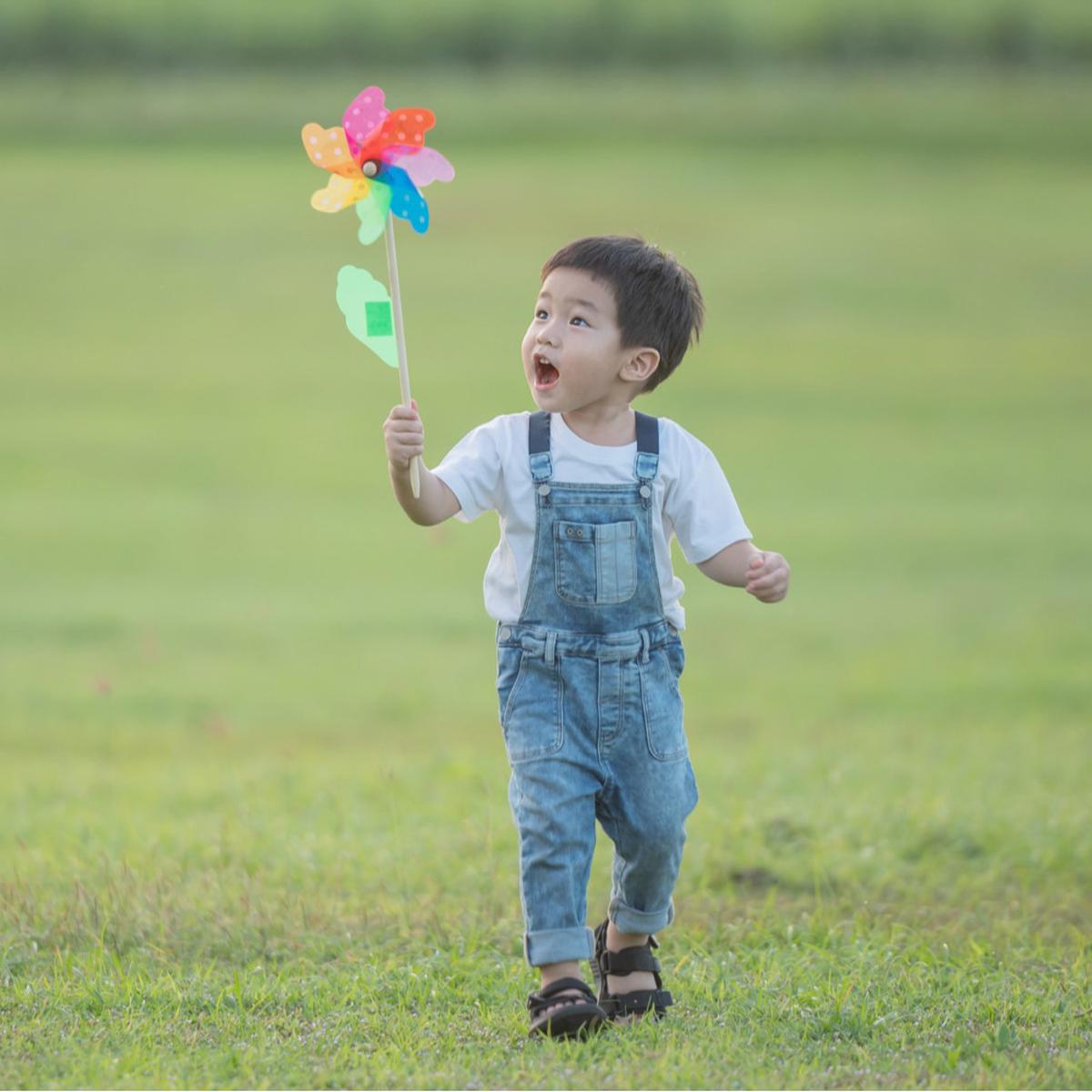 Ilustrasi Anak Bermain Menikmati Masa Kecil (©Freepik)