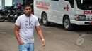 Chintu Sukumaran (kanan), adik duo Bali Nine Myuran Sukumaran usai mendatangi Lapas Nusakambangan, Jawa Tengah, Senin (27/4/2015). Wajah lesu bercampur kesedihan terpancar dari setiap wajah keluarga terpidana mati (Liputan6.com/Yoppy Renato)