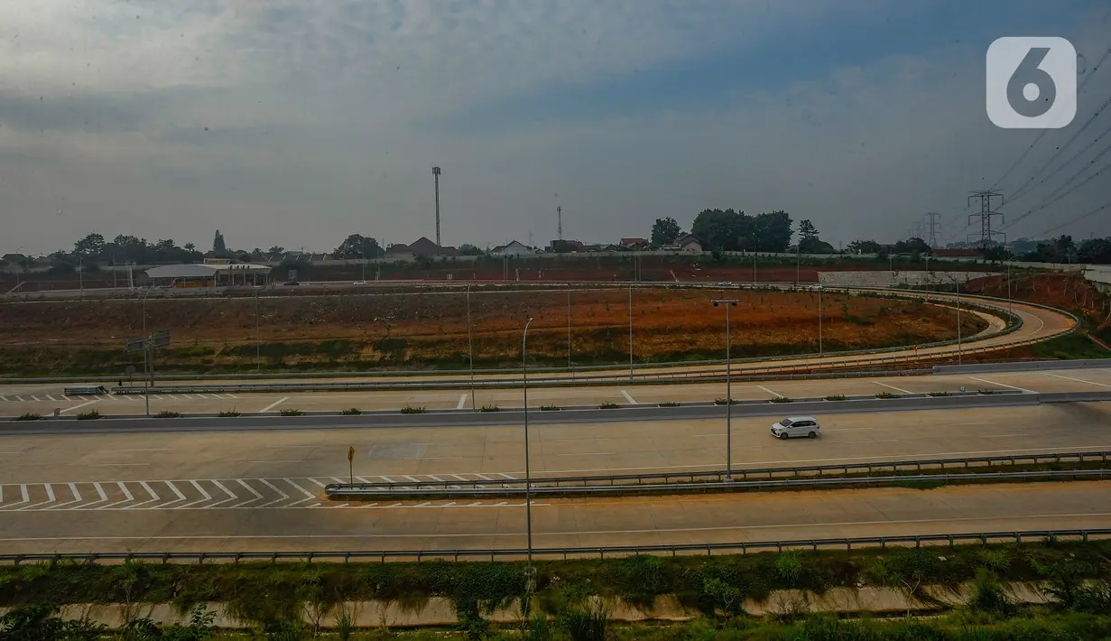 Meski begitu, pengguna jalan baik dari arah Bogor menuju Serpong, Kunciran, Bandara serta sebaliknya tetap melakukan transaksi di Gerbang Tol (GT) Limo Utama, GT Limo 1 dan GT Limo 2 yang dikelola PT TLKJ. (merdeka.com/Arie Basuki)