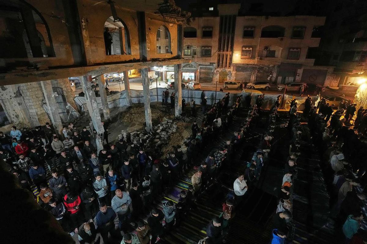 FOTO: Warga Gaza Sambut Ramadan dengan Tarawih di Masjid Terdampak Perang