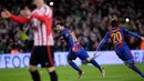 Penyerang Barcelona, Lionel Messi melakukan selebrasi usai mencetak gol ke gawang Athletic Bilbao di laga Piala Raja, Camp Nou, Barcelona, Kamis (12/1). Barcelona menang 3-1 atas Bilbao. (AP/Manu Fernandez)