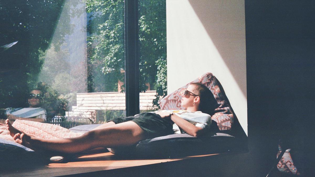5 Zodiak Paling Chill, Siapa yang Selalu Santai Seakan Tak Punya Beban?