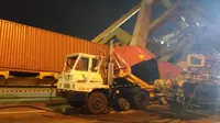 Sebuah head truck tertimpa crane yang roboh menyebabkan operatornya terluka. (foto: Liputan6.com / edhie prayitno ige)