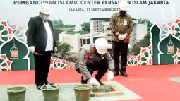 Kapolri Jend. Pol. Listyo Sigit Prabowo meletakkan batu pertama pembangunan Islamic Center PERSIS di Jakarta, Selasa (21/9/2021). Bantuan CSR pembangunan Islamic Center yang akan menjadi sarana ibadah, pendidikan serta dakwah Islam untuk kemaslahatan umat. (Liputan6.com/HO/Mandiri)