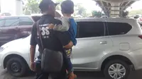 Petugas membawa sang bocah ke  Panti Sosial Bina Insan Bangun Daya 2, Cipayung, Jakarta Timur. (Liputan6.com/Andry Haryanto)