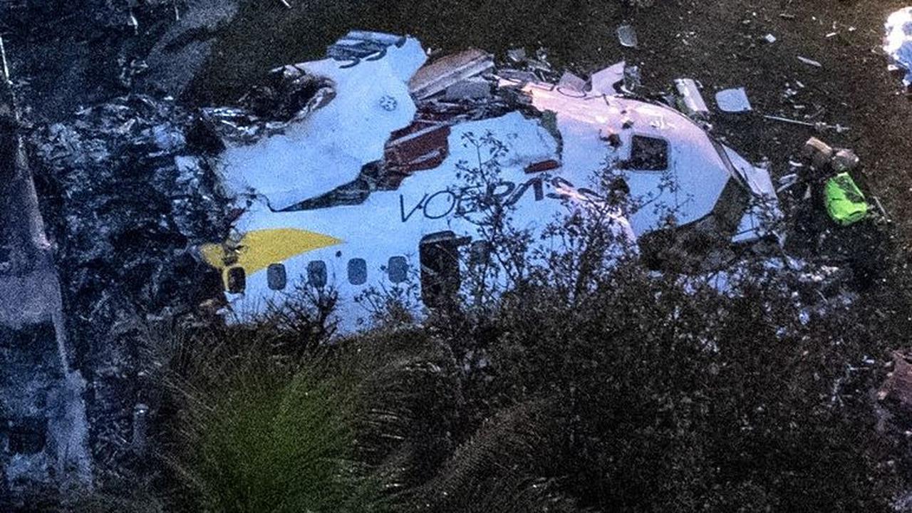 Foto Udara memperlihatkan kondisi pesawat milik maskapai Voepass yang hancur lebur setelah terjatuh di Vinhedo, Negara Bagian Sao Paulo, Brasil, Jumat (9/8/2024). Jatuhnya pesawat yang membawa 61 penumpang dan awak itu menewaskan semua orang di dalamnya. 