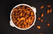 10 Makanan untuk Mata Kering, Kacang Almond hingga Brokoli