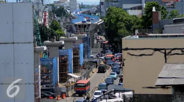 Kontruksi proyek bangunan stasiun MRT yang masih dalam pengerjaan di Jalan Fatmawati, Jakarta, Kamis (19/1). Jalur pribadi jalan Fatmawati akan ditutup mulai 4 Februari hingga 11 Agustus 2017. (Liputan6.com/Gempur M. Surya)