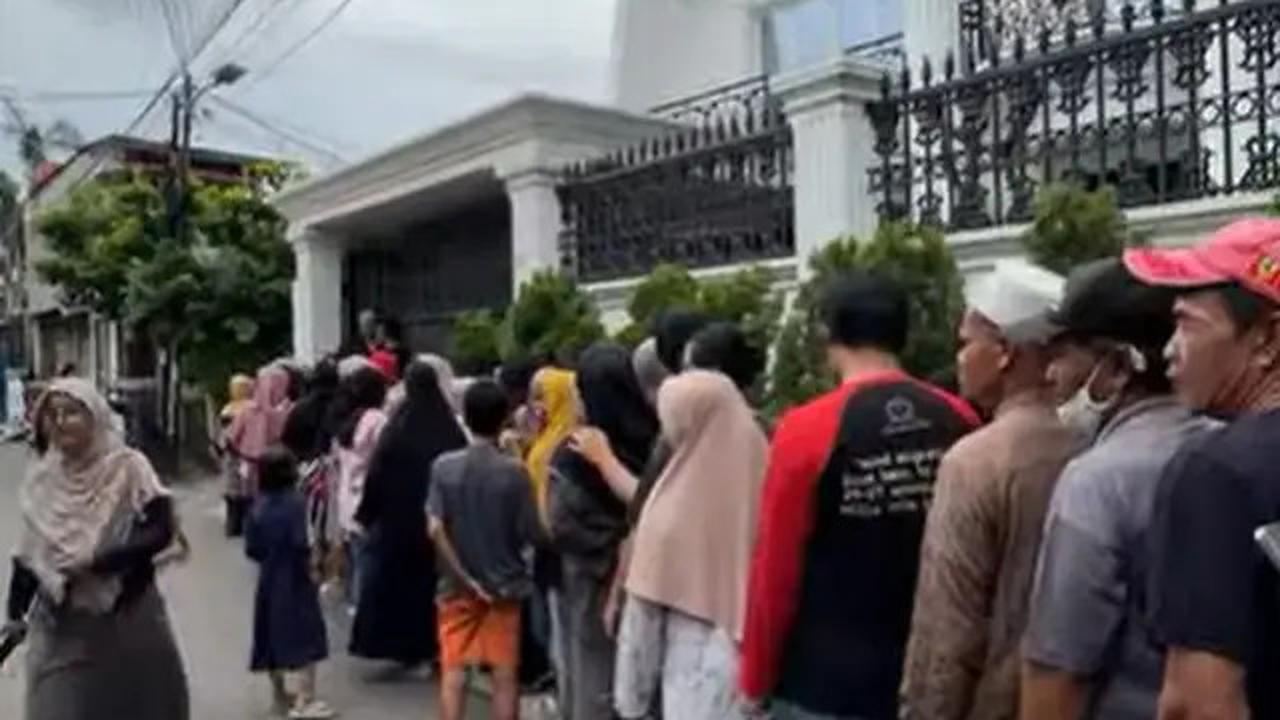 6 Potret Ivan Gunawan Bagi Sembako ke Tetangga, Indahnya Sedekah di Bulan Ramadan