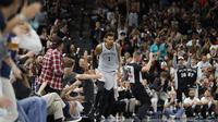 Selebrasi Victor Wembanyama saat Spurs melawan Rockets di NBA Cup (AFP)