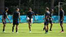 Bek timnas Belanda ,Patrick van Aanholt (tengah) mengontrol bola selama sesi latihan mereka di Zeist, Rabu (16/6/2021). Belanda akan berhadapan dengan Austria di matchday ke-2 Grup C Euro 2020 pada Jumat, 18 Juni 2021 dinihari. (JOHN THYS / AFP)