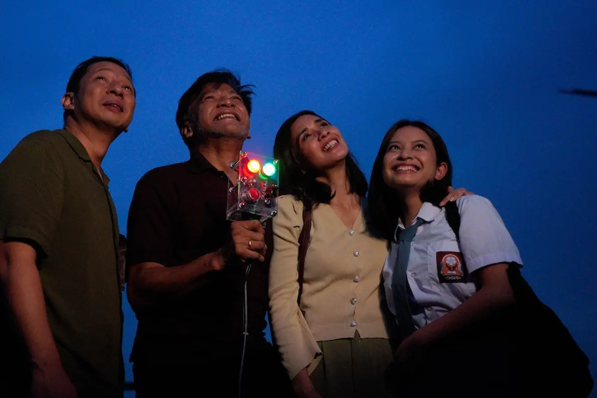 Ringgo Agus Rahman, Donny Damara, Marsha Timothy, dan Hanggini dalam film Kembang Api. (Foto: Netflix)