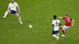 Pemain Denmark, Morten Hjulmand melesatkan gol tendangan jarak jauh ke gawang Inggris pada laga Grup C Euro 2024 di Frankfurt Arena, Frankfurt, Jerman, Jumat (21/06/2024) WIB. (AP Photo/Darko Vojinovic)